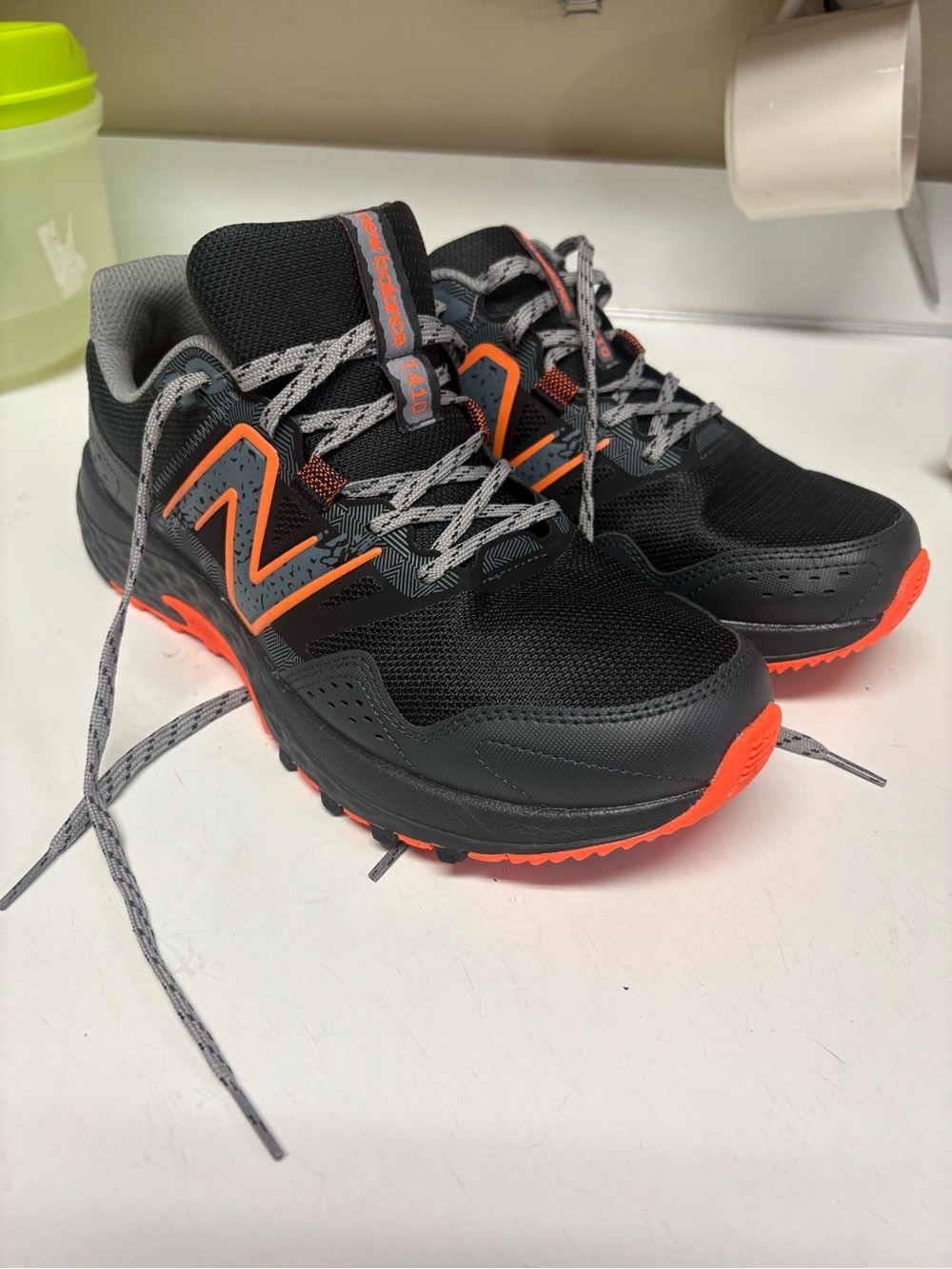 new New Balance 410v8 Black Red MT410LO8 Low Top Sneaker size 9.5